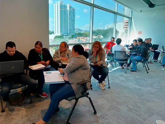 Taller con equipos de trabajo en sala corporativa