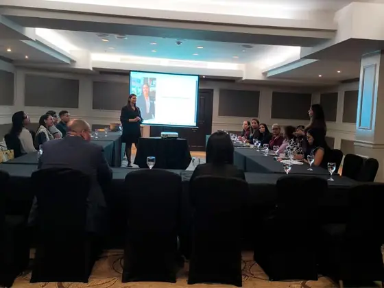 Sesión de formación en salón de conferencias